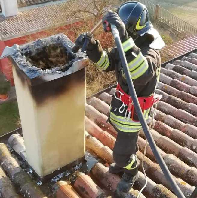Canna fumaria a fuoco Un passante lo vede e lancia subito l’allarme