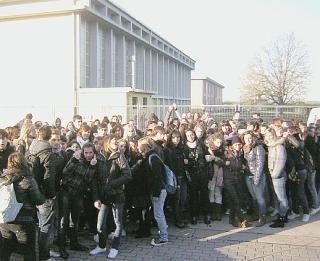 Gli studenti dell’istituto “E. Montale” protestano fuori dalla scuola a causa del freddo delle aule