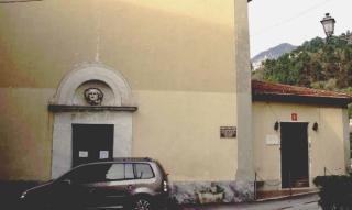 <strong>LA SALA </strong>L’esterno dello spazio parrocchiale a fianco della chiesa di S. Lucia