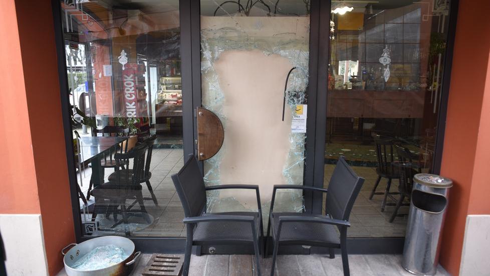 Spaccata e furto fallito al bar malviventi gabbati a Botteghe