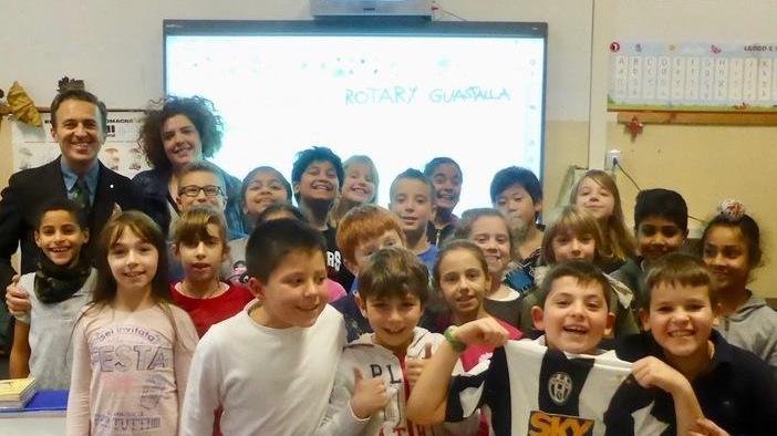 Lavagne multimediali in dono alle scuole elementari