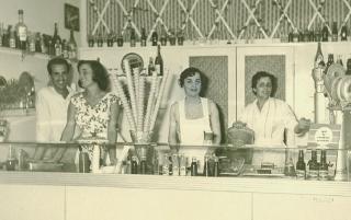 La signora Emilia Torre (prima da destra) nella sua gelateria a Marina in una foto del 1955