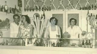 La signora Emilia Torre (prima da destra) nella sua gelateria a Marina in una foto del 1955