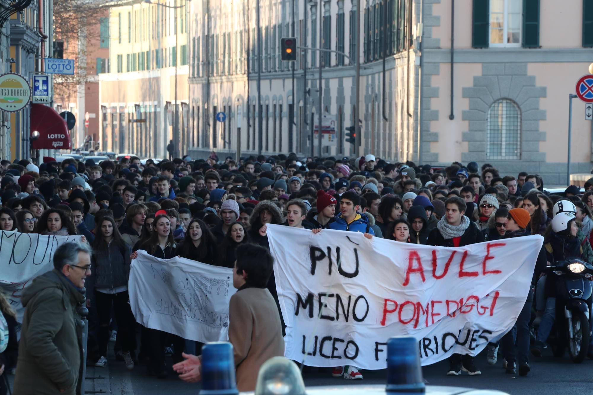 Enriques, studenti, genitori e prof ora scendono in piazza - Video