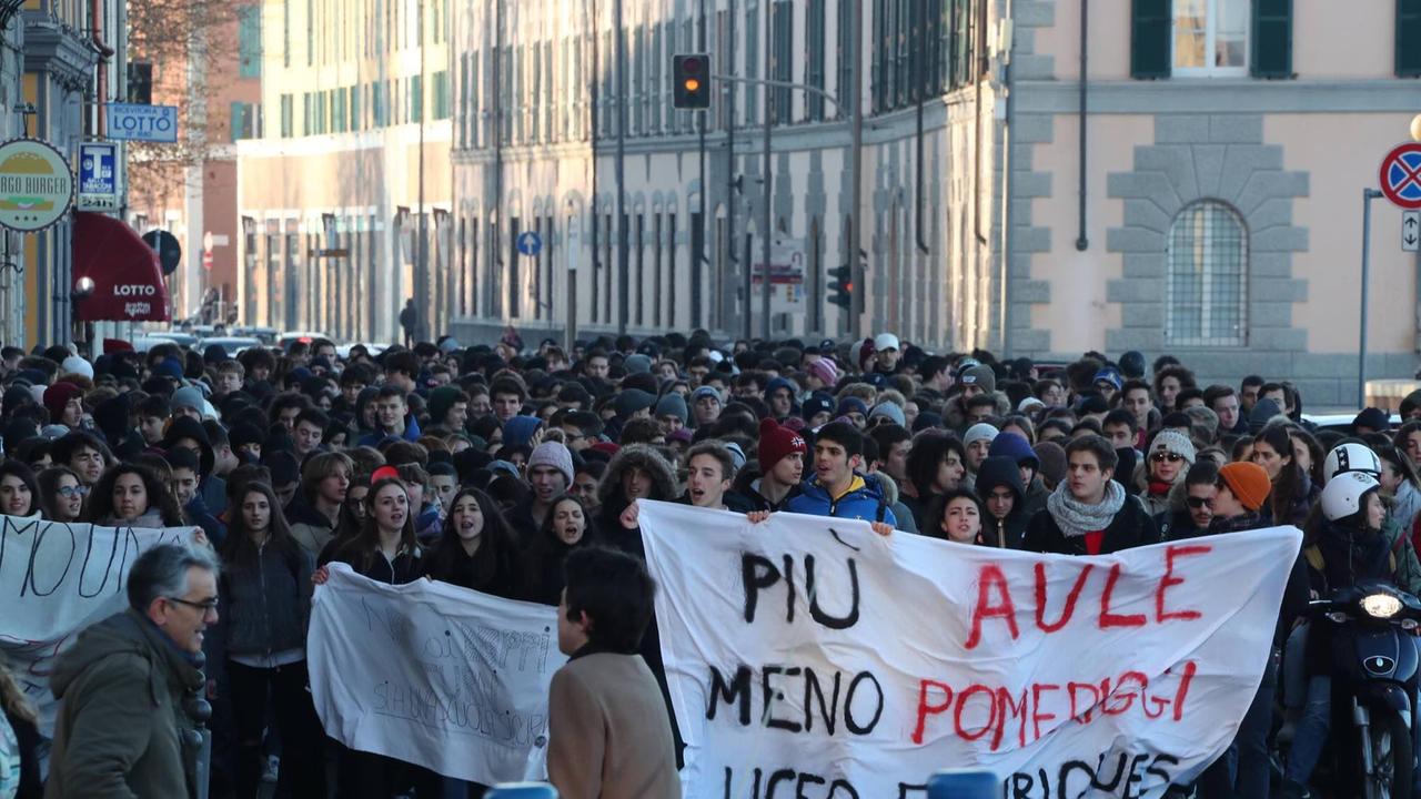 Enriques, studenti, genitori e prof ora scendono in piazza - Video