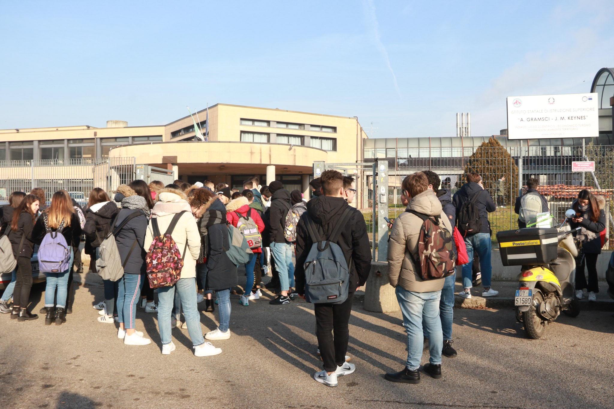 Gli studenti del Gramsci-Keynes all'esterno in attesa di tornare a casa (foto Sproviero)