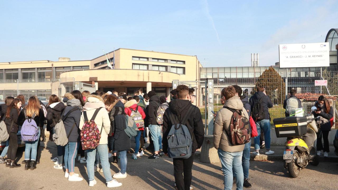 Gli studenti del Gramsci-Keynes all'esterno in attesa di tornare a casa (foto Sproviero)