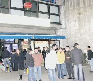 A sinistra l’assessore Silli sopra un gruppo di stranieri