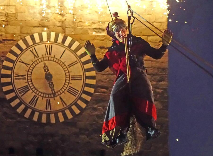 La Befana plana dal campanile di Pistoia: in cinquemila con il naso all’insù - Video