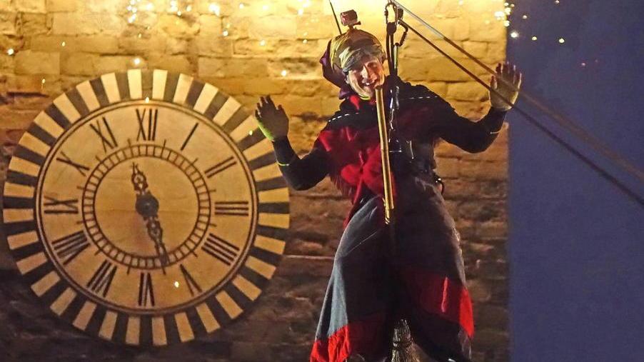 La Befana plana dal campanile di Pistoia: in cinquemila con il naso all’insù - Video