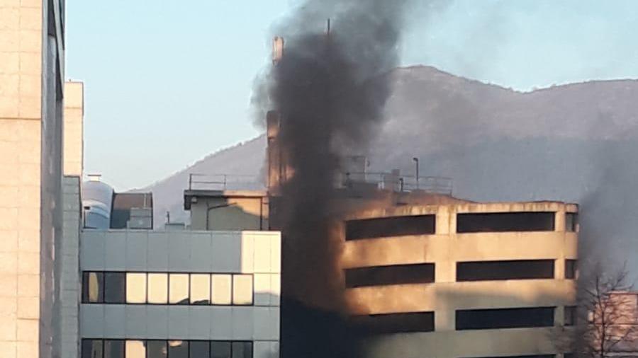 L'incendio di cassonetti in via Pisano