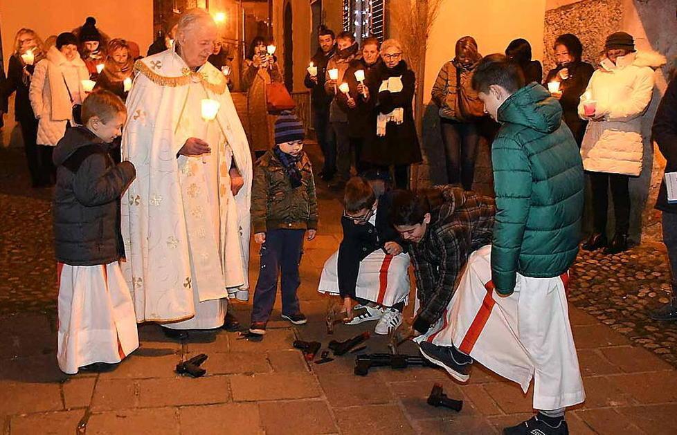 L’arrivo e la consegna delle armi-giocattolo davanti alla chiesa parrocchiale (foto Claudio Cuffaro)
