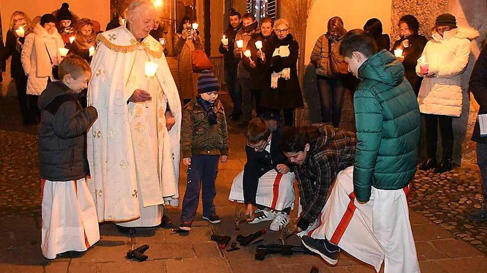 L’arrivo e la consegna delle armi-giocattolo davanti alla chiesa parrocchiale (foto Claudio Cuffaro)