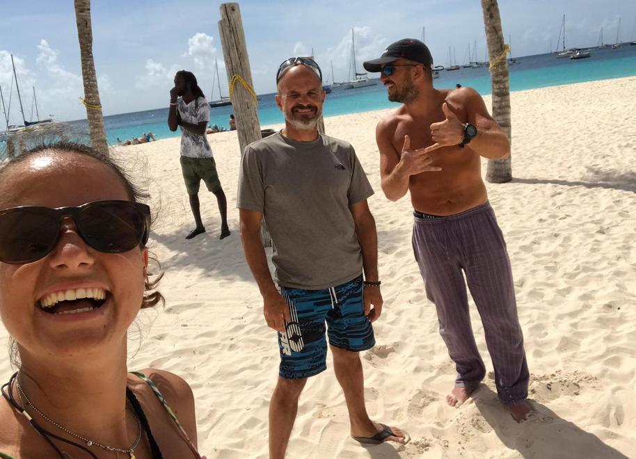 Il selifie di Ilaria Bonucchi e dietro il padre Dominic e il fratello Mirco