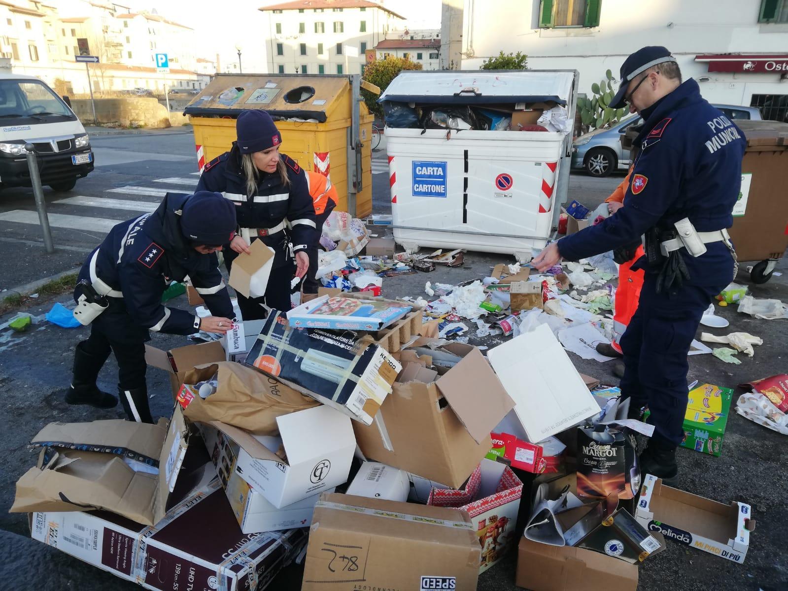 I rifiuti sul Pontino (Foto Lanari concesssa da Comune)