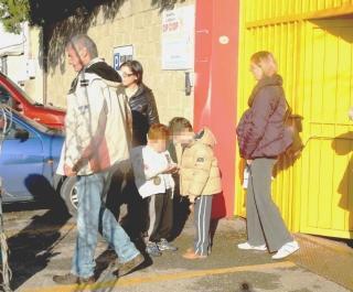 I genitori escono con i figli dal Giardino dell’infanzia Cip Ciop