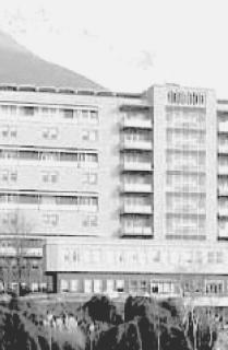 Il primario Maurizio Cantore e il monoblocco ospedaliero: il reparto è al quarto piano
