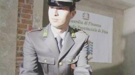 Un finanziere mostra la droga