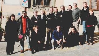 A sinistra i promotori della nuova associazione e sopra il tamburino sulla torre campanaria del municipio di Castelfiorentino