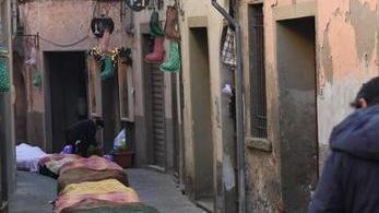 La calza dei record tocca 400 metri di lunghezza nel borgo carducciano a forma di chiocciola