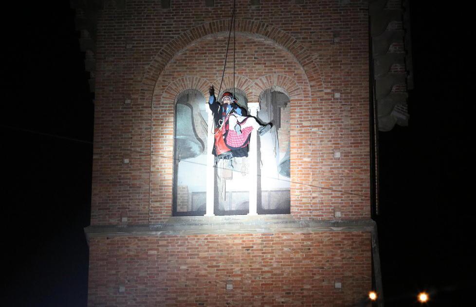 In duemila col naso all’insù per la discesa dal campanile della Befana-vigile del fuoco 