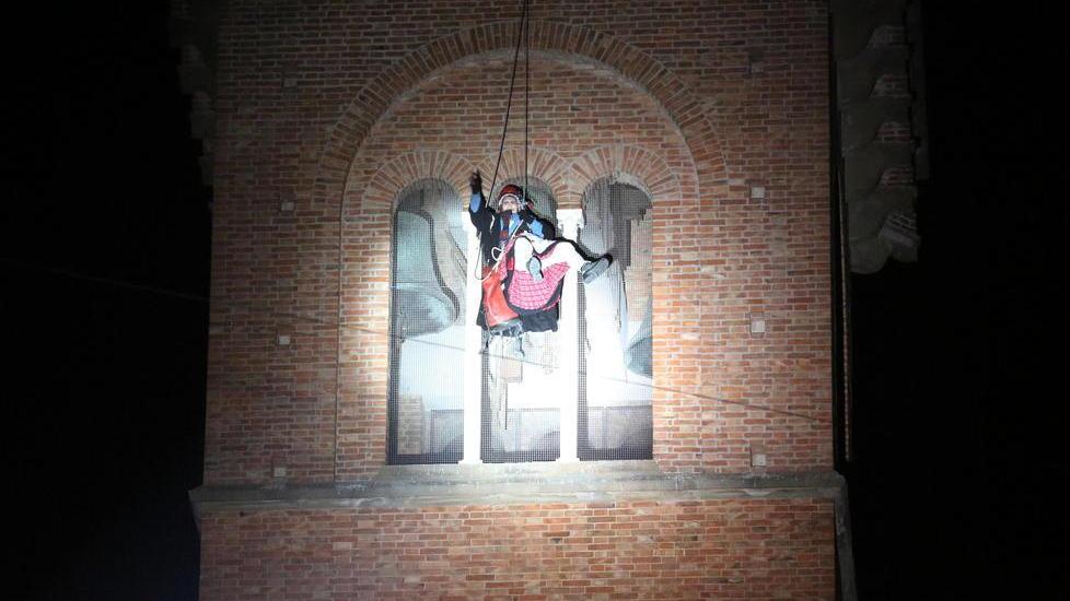 In duemila col naso all’insù per la discesa dal campanile della Befana-vigile del fuoco