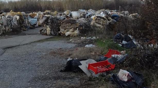 Scoperta discarica abusiva con centinaia di sacchi