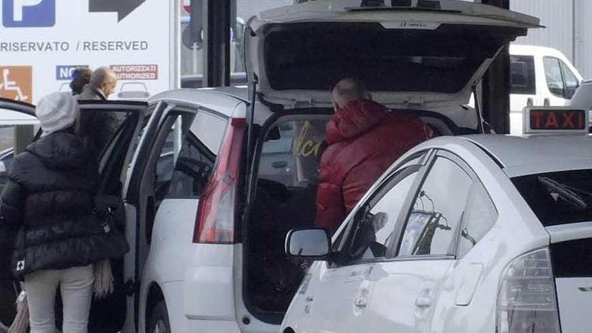 Taxi introvabili la notte di Befana fuori dalla stazione
