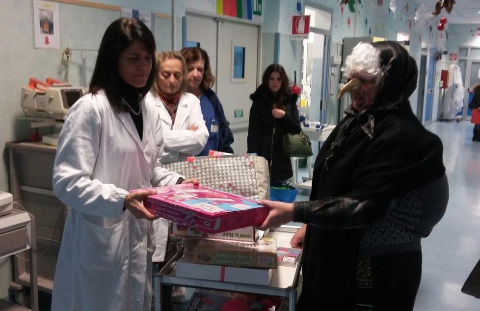 La magica vecchietta visita la pediatria