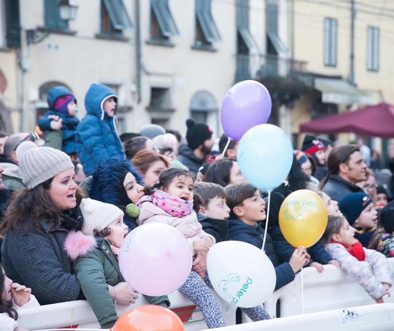Tutti col naso all’insù in piazza San Francesco per l’arrivo “dal cielo” dell’amata Befana 