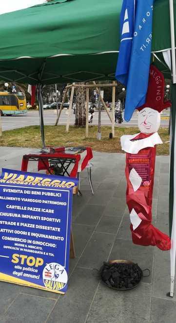 La calza della Lega al sindaco