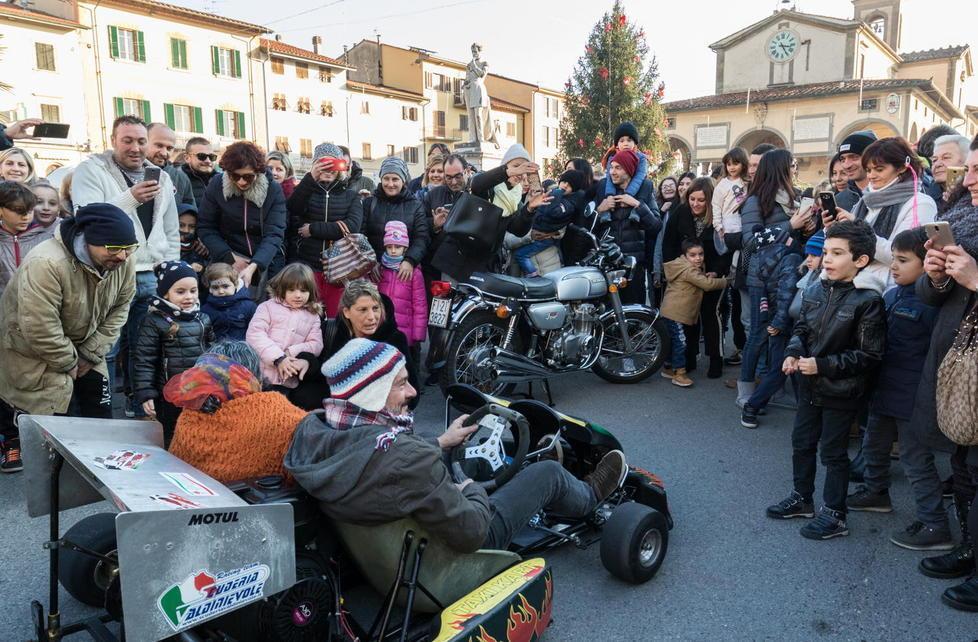 La Befana arriva in piazza sul go-kart