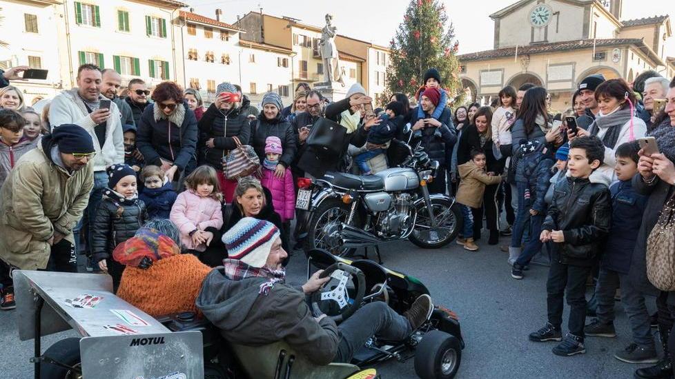 La Befana arriva in piazza sul go-kart