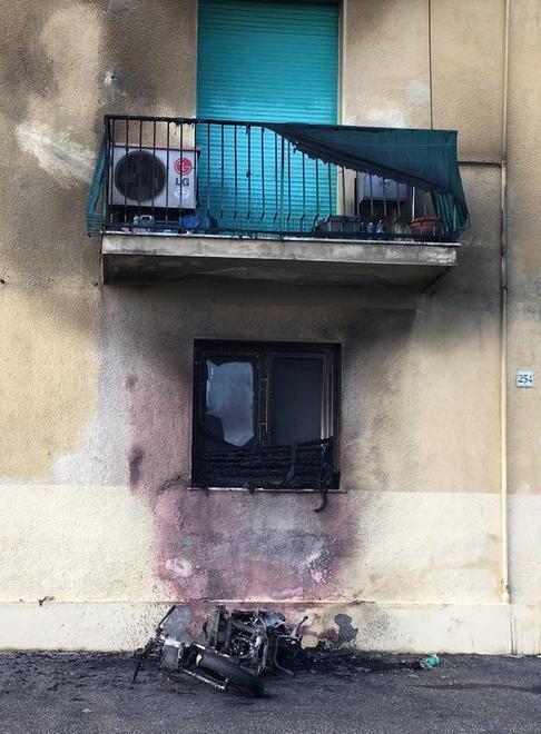Scooter in fiamme all’alba