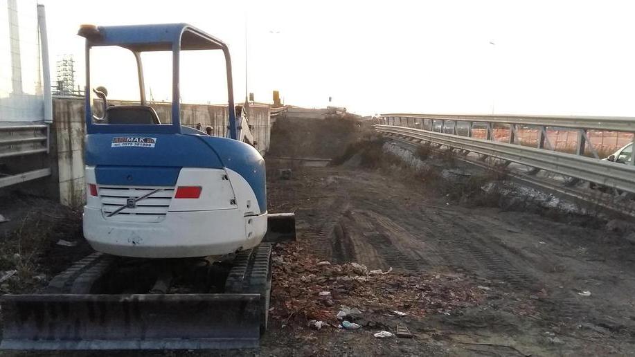 Via alle ruspe alla maxi-buca