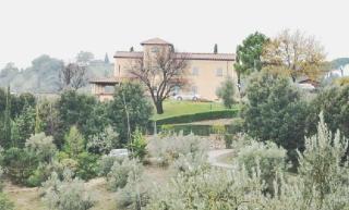 Sopra, la villa di Riparbella A fianco Bettini in bicicletta