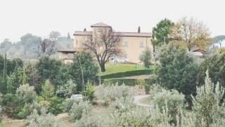 Sopra, la villa di Riparbella A fianco Bettini in bicicletta