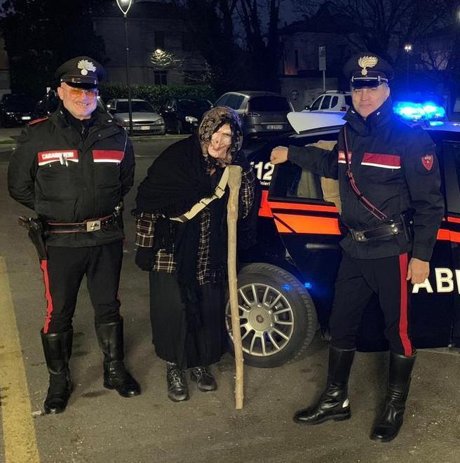 Niente scopa, la vecchia per l’occasione arriva affiancata dai carabinieri