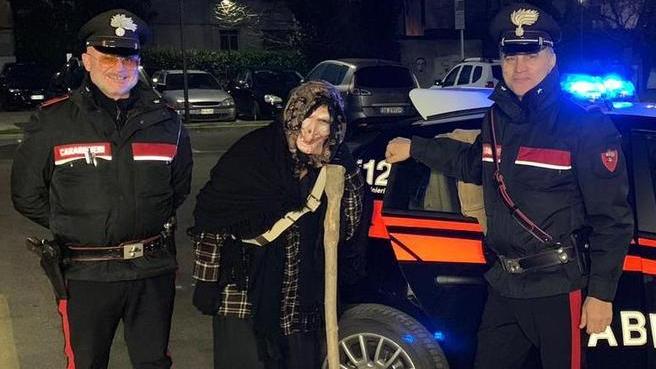 Niente scopa, la vecchia per l’occasione arriva affiancata dai carabinieri