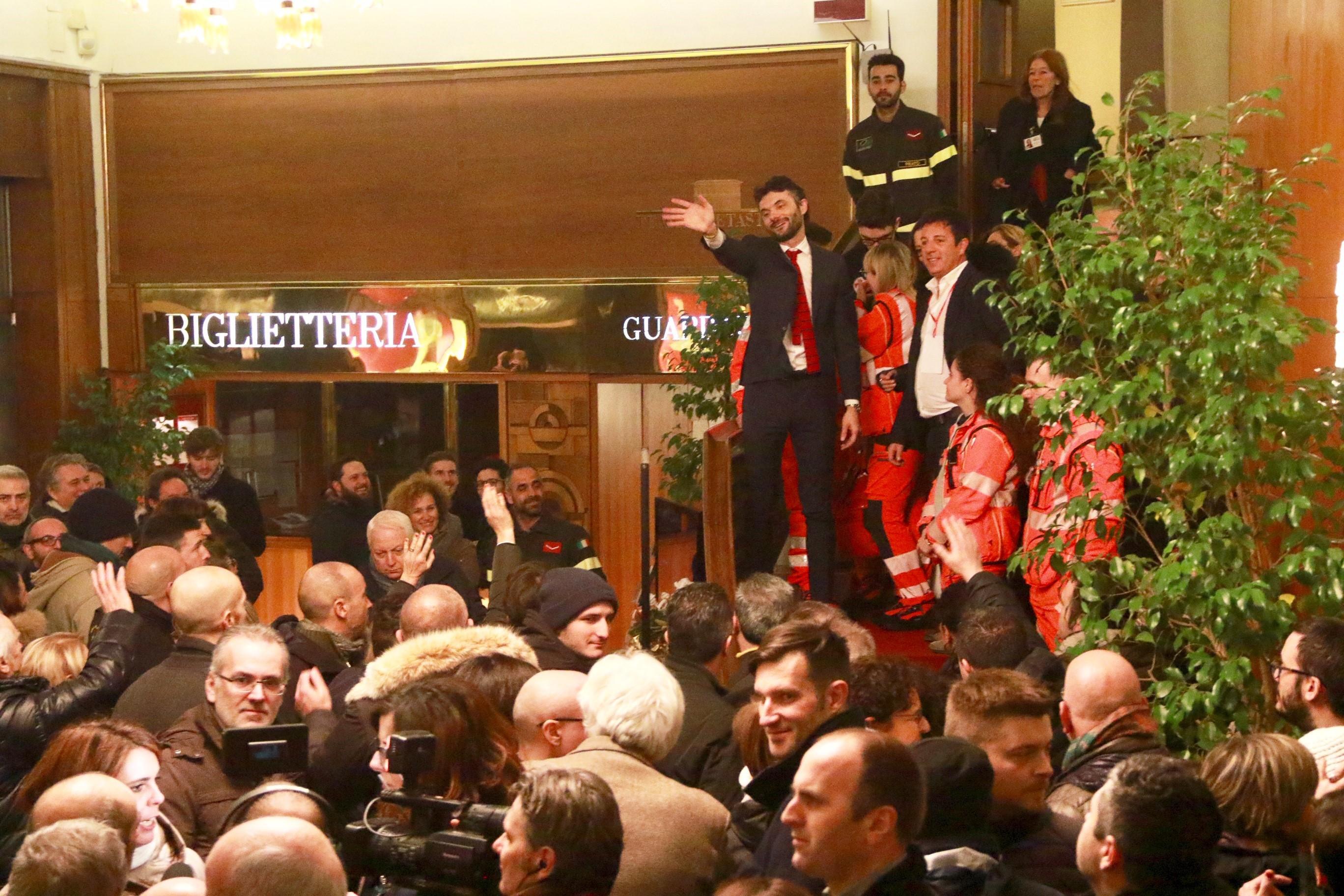 Il sindaco Biffoni dopo il discorso al Metastasio (foto Sproviero/Batavia)