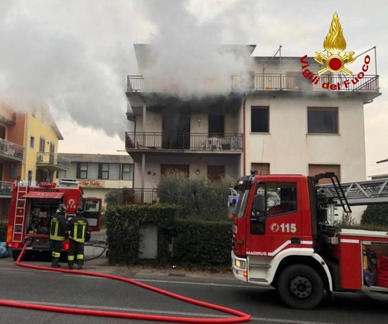 Fiamme in una palazzina: anziani salvati con l’autoscala 