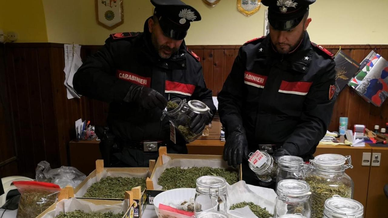 Il materiale sequestrato dai carabinieri
