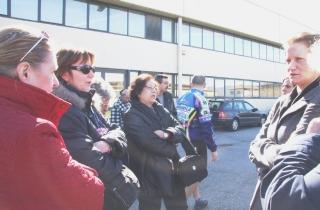 Lavoratori Fedora davanti al lanificio durante un presidio spontaneo