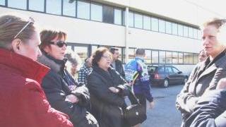 Lavoratori Fedora davanti al lanificio durante un presidio spontaneo