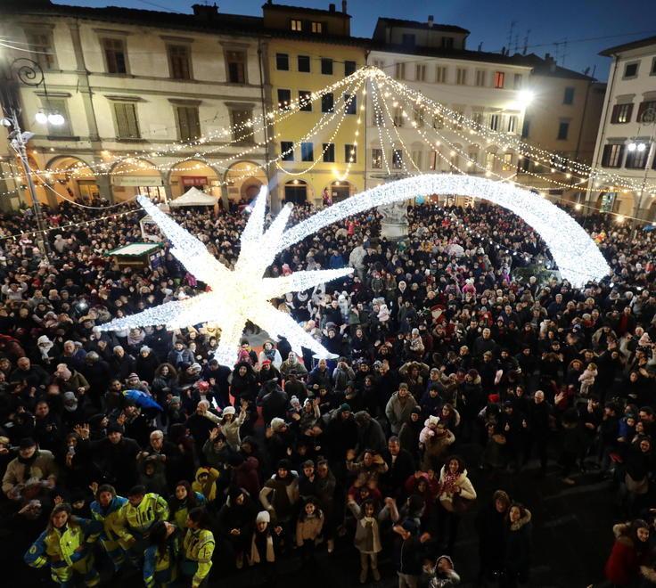 Piazza dei Leoni gremita domenica scorsa per la Befana (foto Agenzia Carlo Sestini)