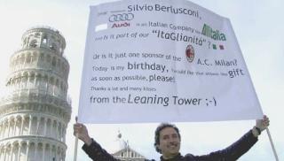 Andrea Pucci mentre protesta sotto la Torre