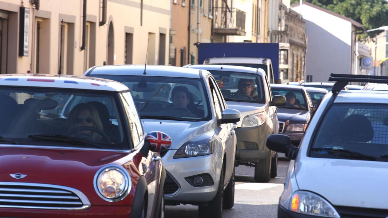 Auto in coda nel traffico