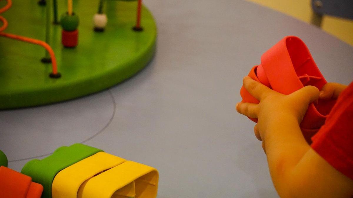 Un bambino all'interno di un asilo nido (foto d'archivio)
