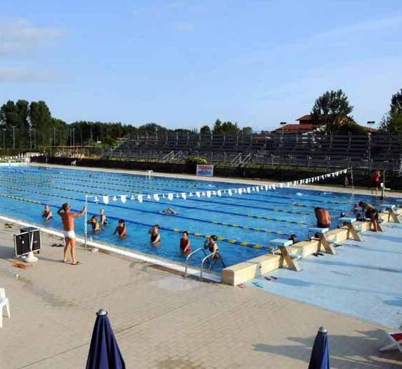 Un progetto da 795mila euro per coprire la piscina esterna 