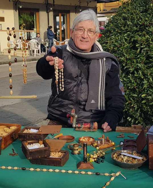 Il rosario con i noccioli anche a papa Francesco 